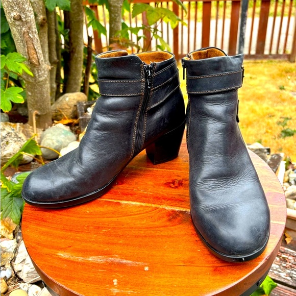 BOC size 8.5 Black Leather Ankle Boots with Buckle Strap and Block Heel - Picture 3 of 9